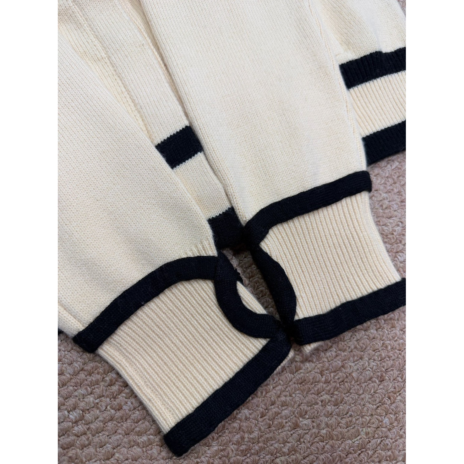 <p>Chanel 羊绒针织开衫(卡其)</p>