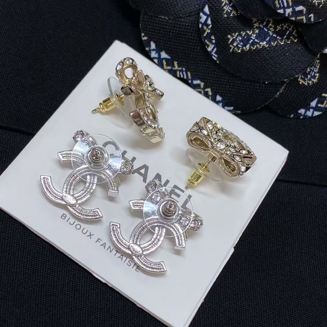 <p>CHANEL&nbsp;蝴蝶结双c耳钉</p>