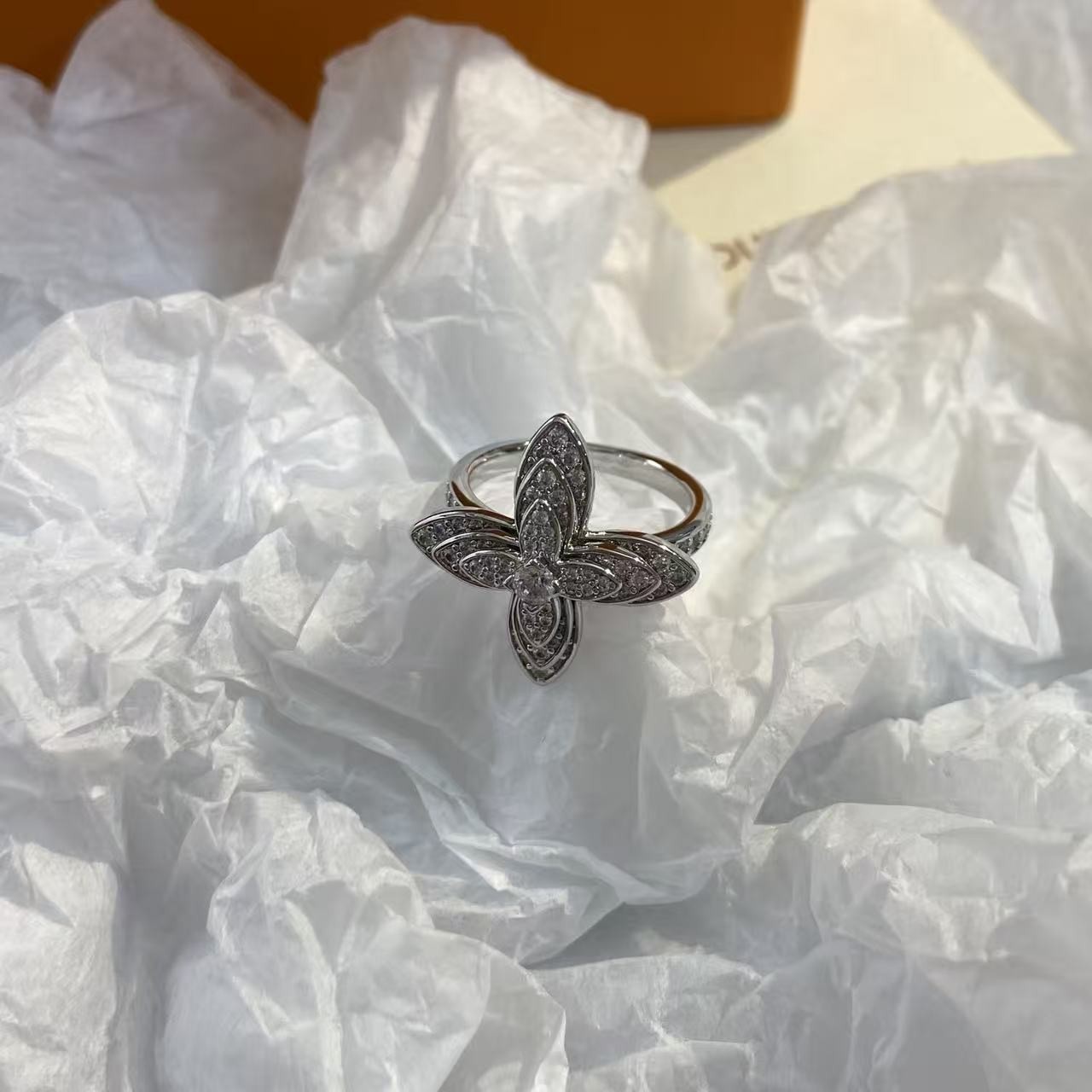 <p>LV&nbsp;三层花卉戒指</p>