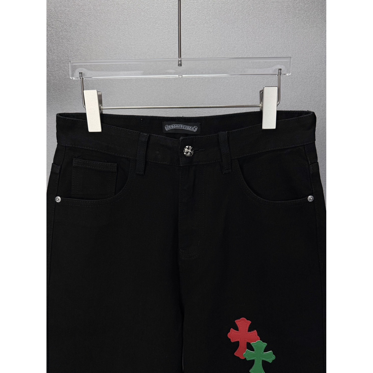 <p>CHROME HEARTS 红黄绿十字架牛仔裤(黑)</p>