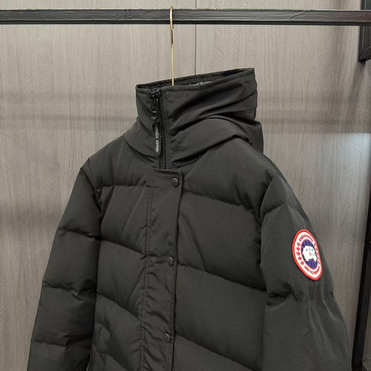 <p>Canada Goose Shelburn*派克大衣羽绒服(黑色紅標)</p>