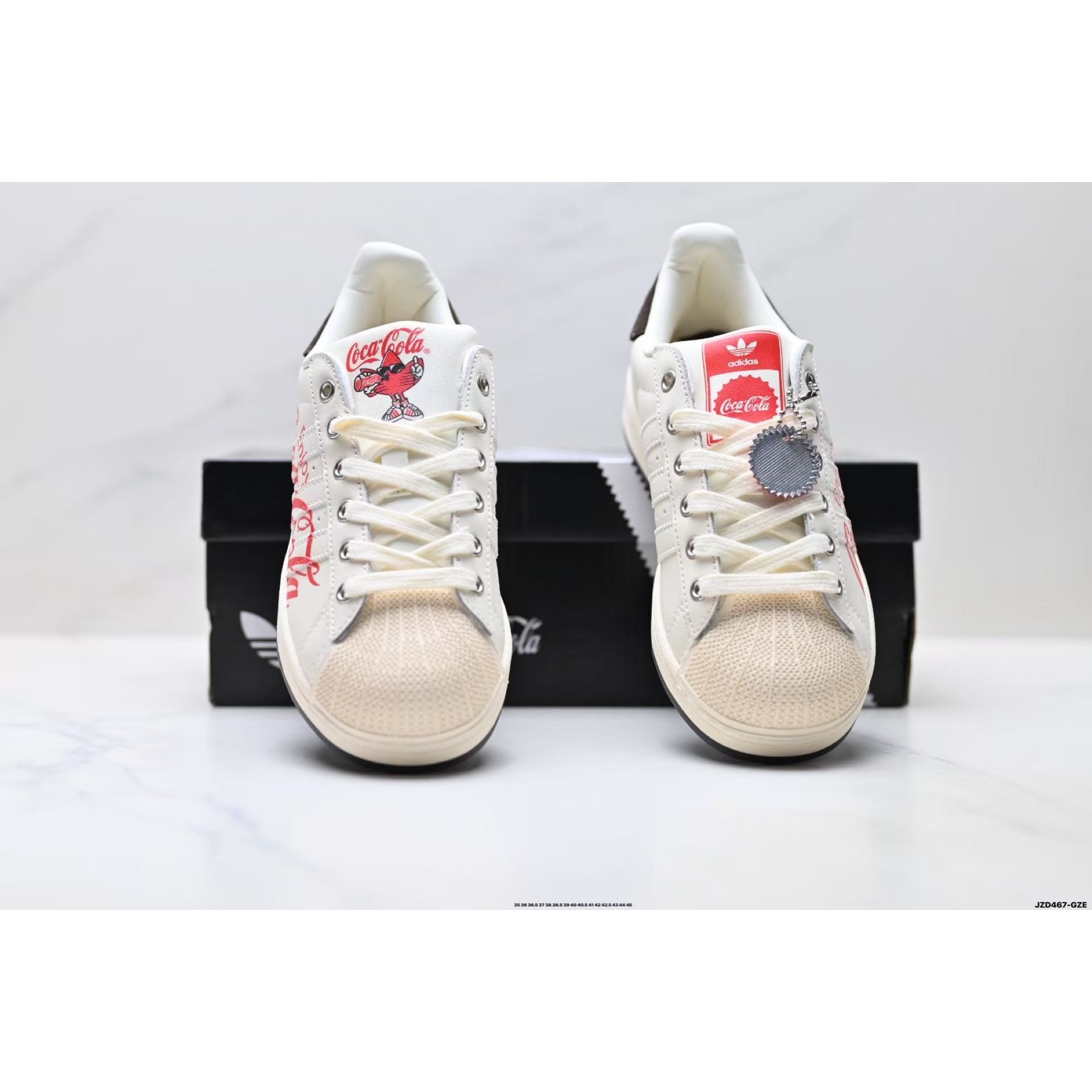 <p>Adidas Coca Cola X SUPERSTAR 休闲运动板鞋(白)</p>