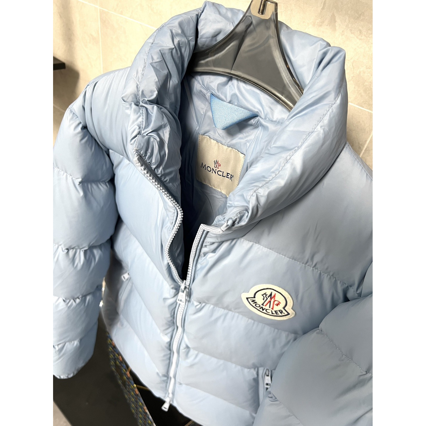 <p>Moncler 短款男士羽绒服 (天藍)</p>