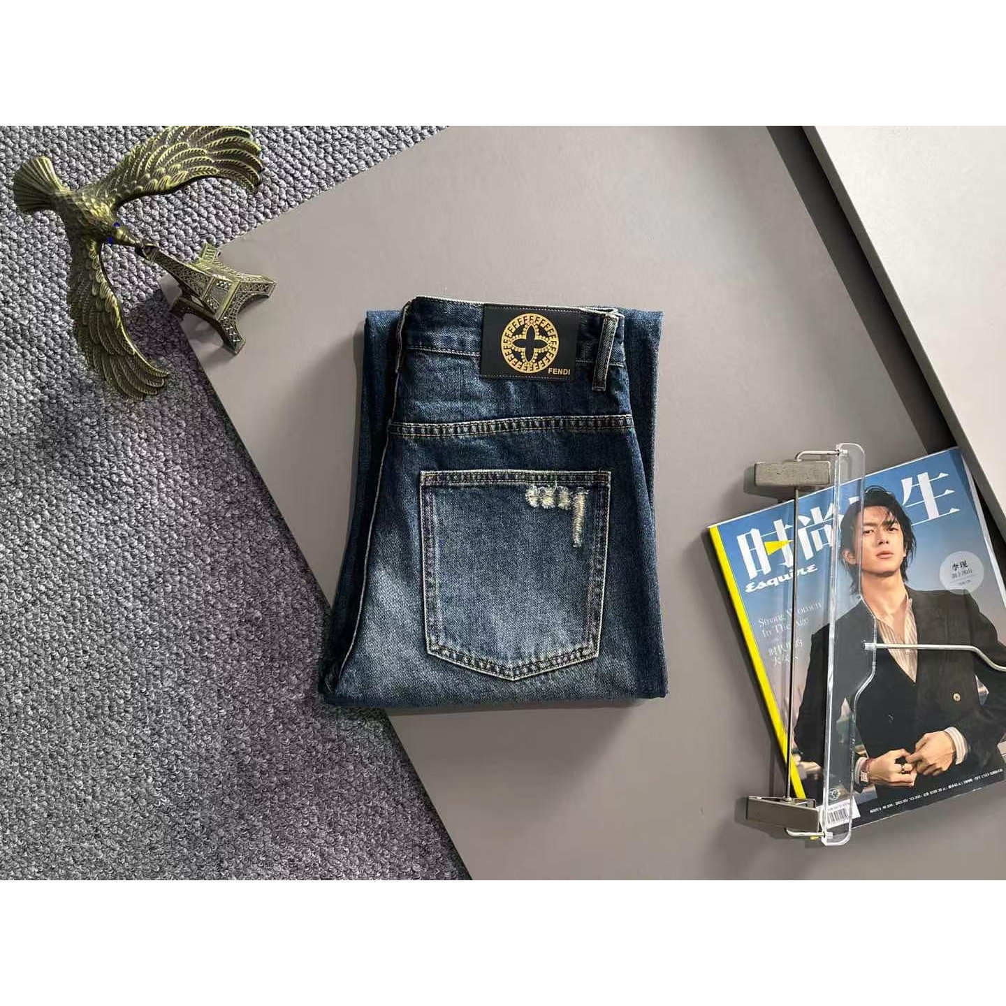<p>FENDI&nbsp;四季款经典牛仔裤直筒长裤(藍)</p>
