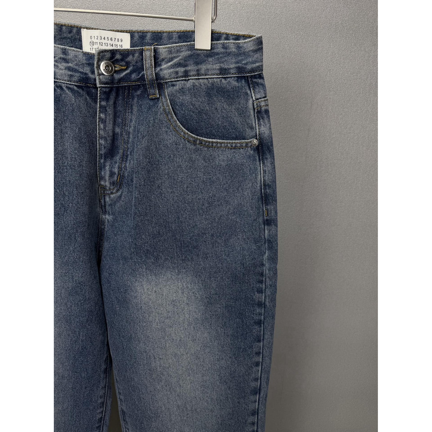 <p>Maison Margiela 口袋刺绣🪡数字🔢情侣款水洗宽松牛仔裤(藍)</p>
