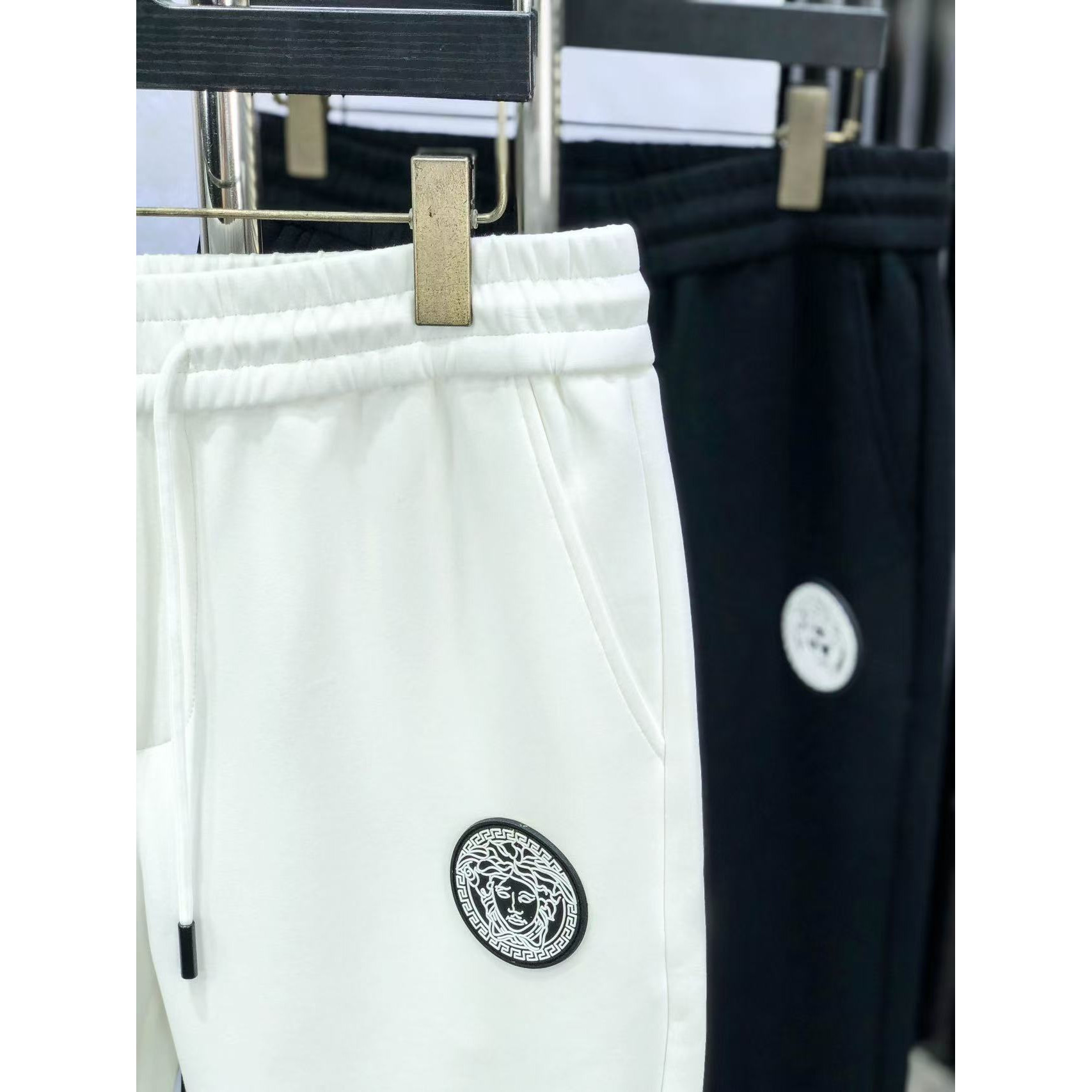 <p>Versace&nbsp;高品质时尚休闲裤(782938)</p>