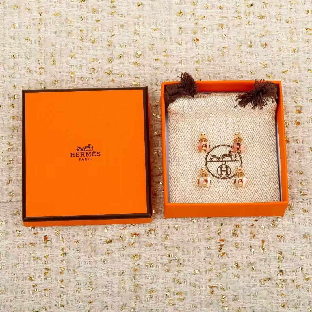 <p>HERMES&nbsp;旦形mini耳钉</p>