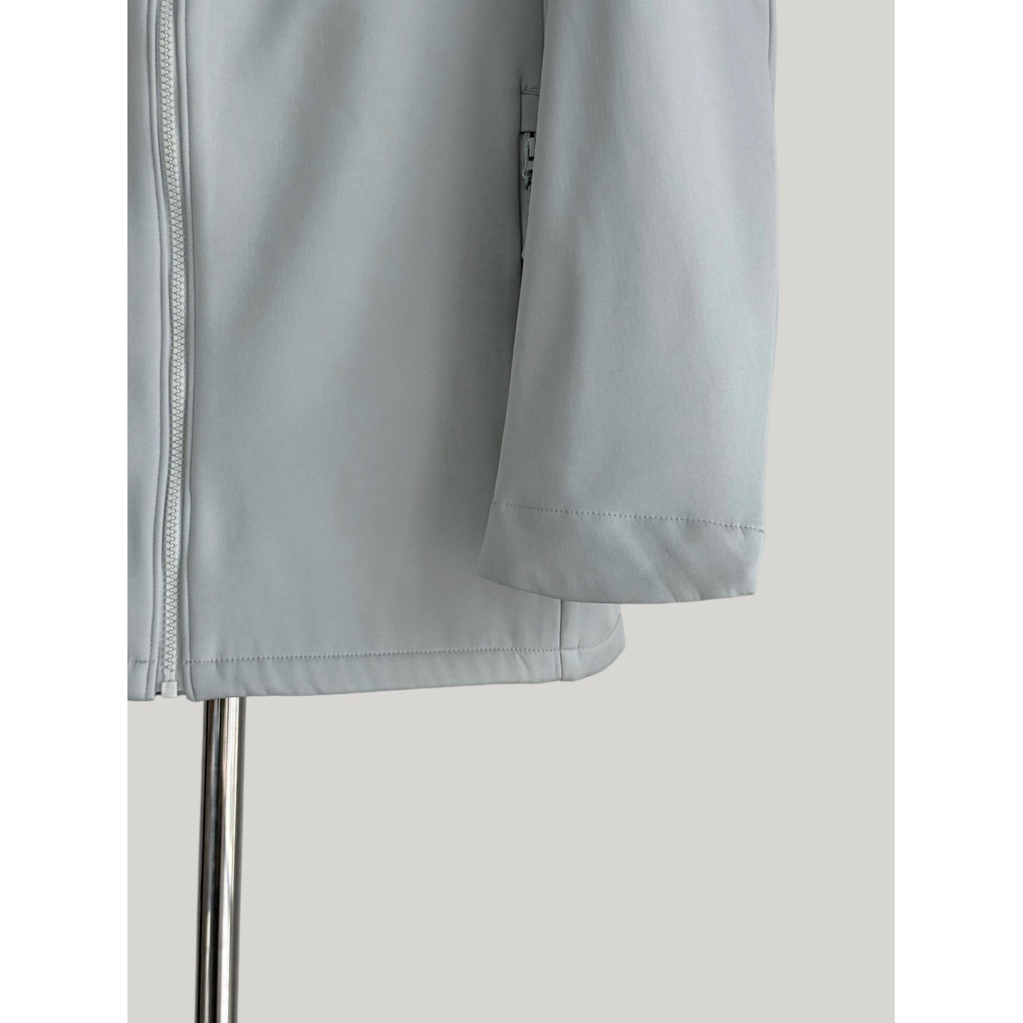 <p>Descente 软壳加薄绒冲锋衣(米白灰)</p>