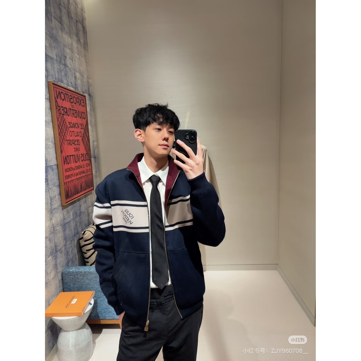 <p>LV 拼色双面高领拉链徽标夹克外套&nbsp;</p>