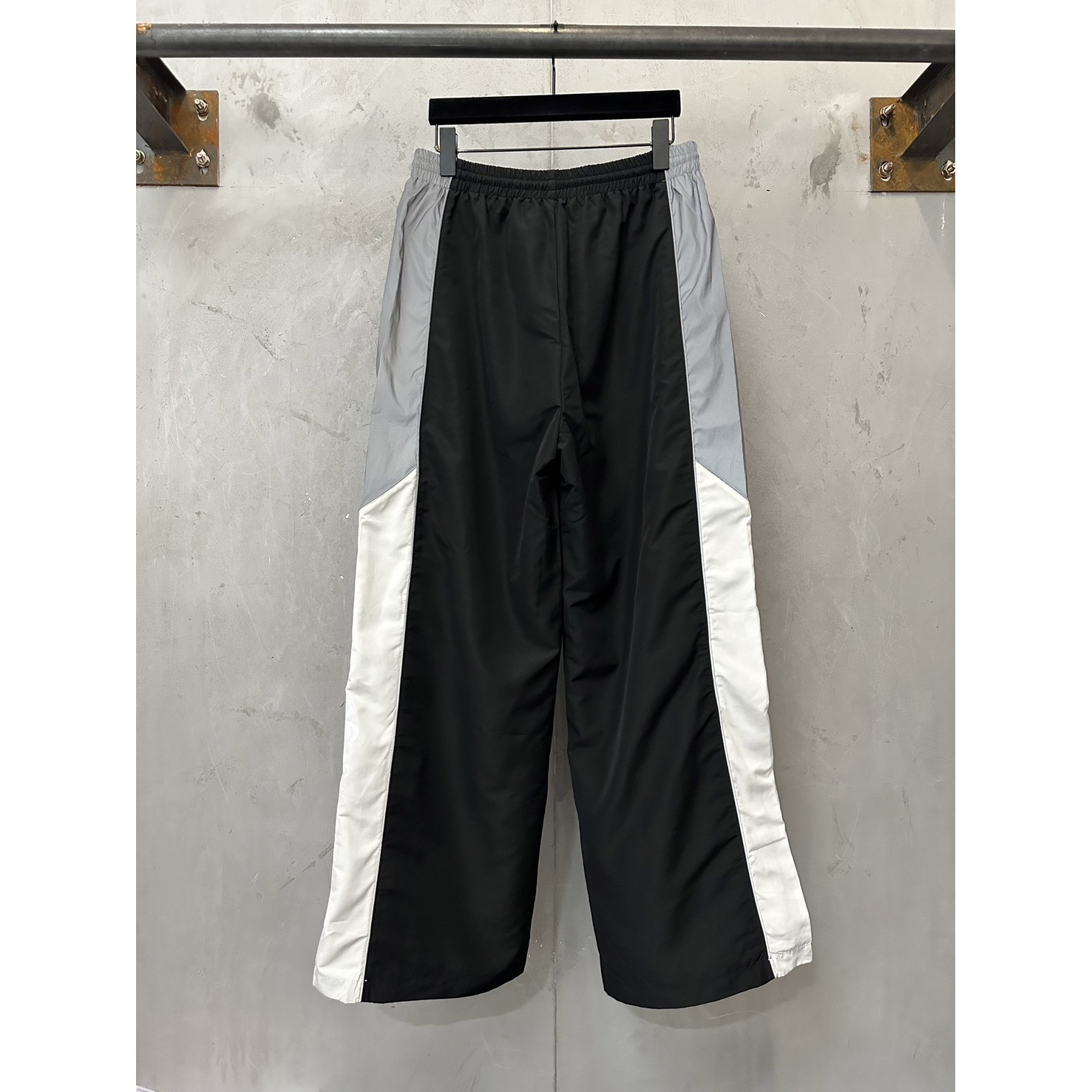 <p>Balenciaga BODIES拼色休闲运动冲锋裤</p>