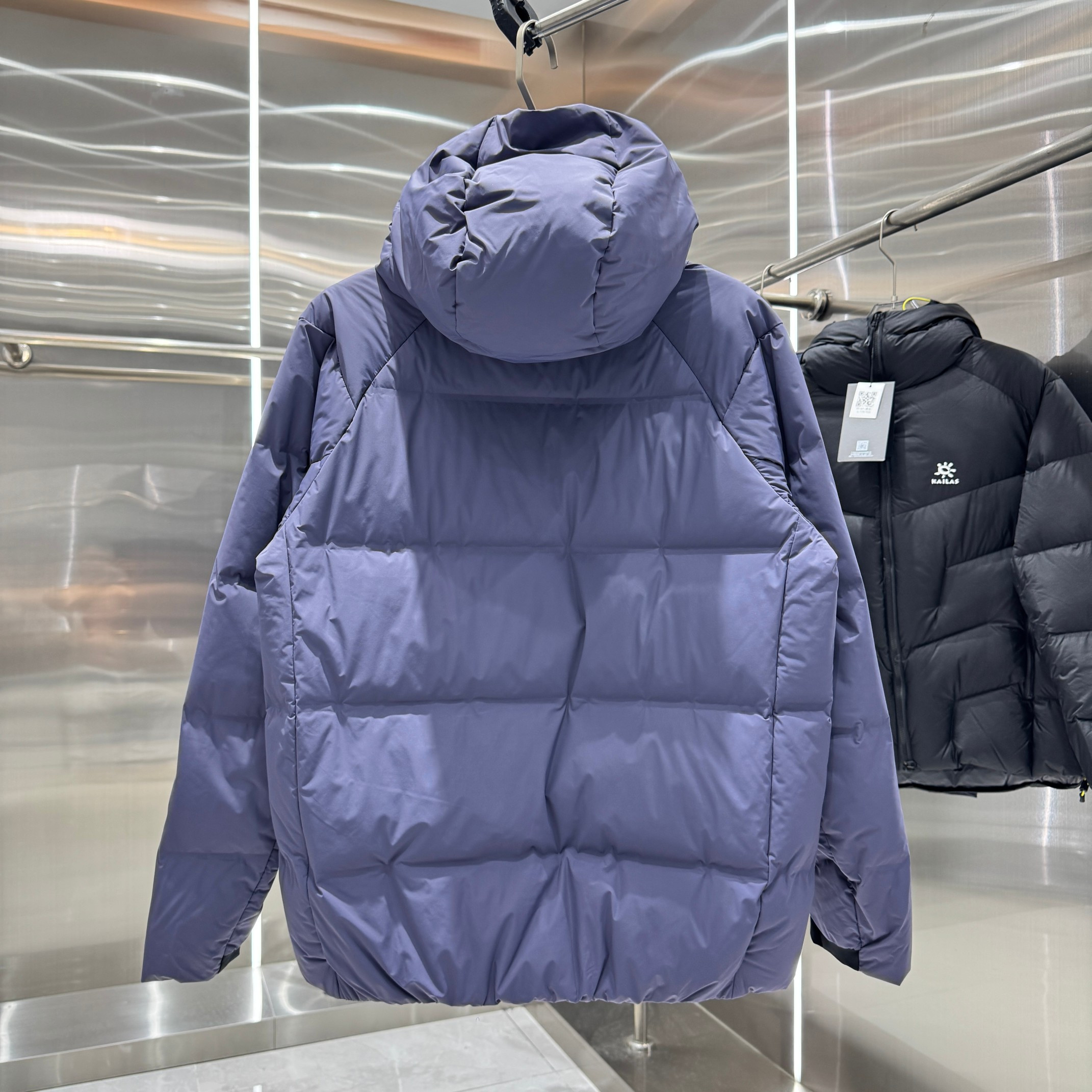 <p>DESCENTE 运动羽绒服</p>