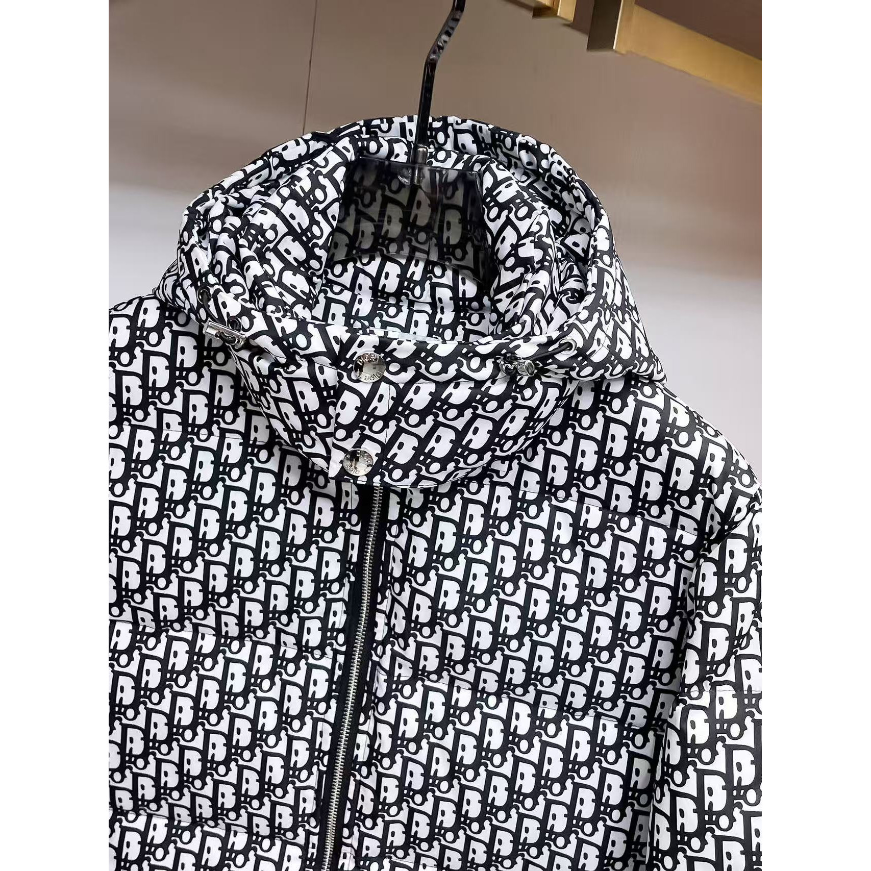 <p>DIOR 秋冬新款羽绒服(黑)</p>