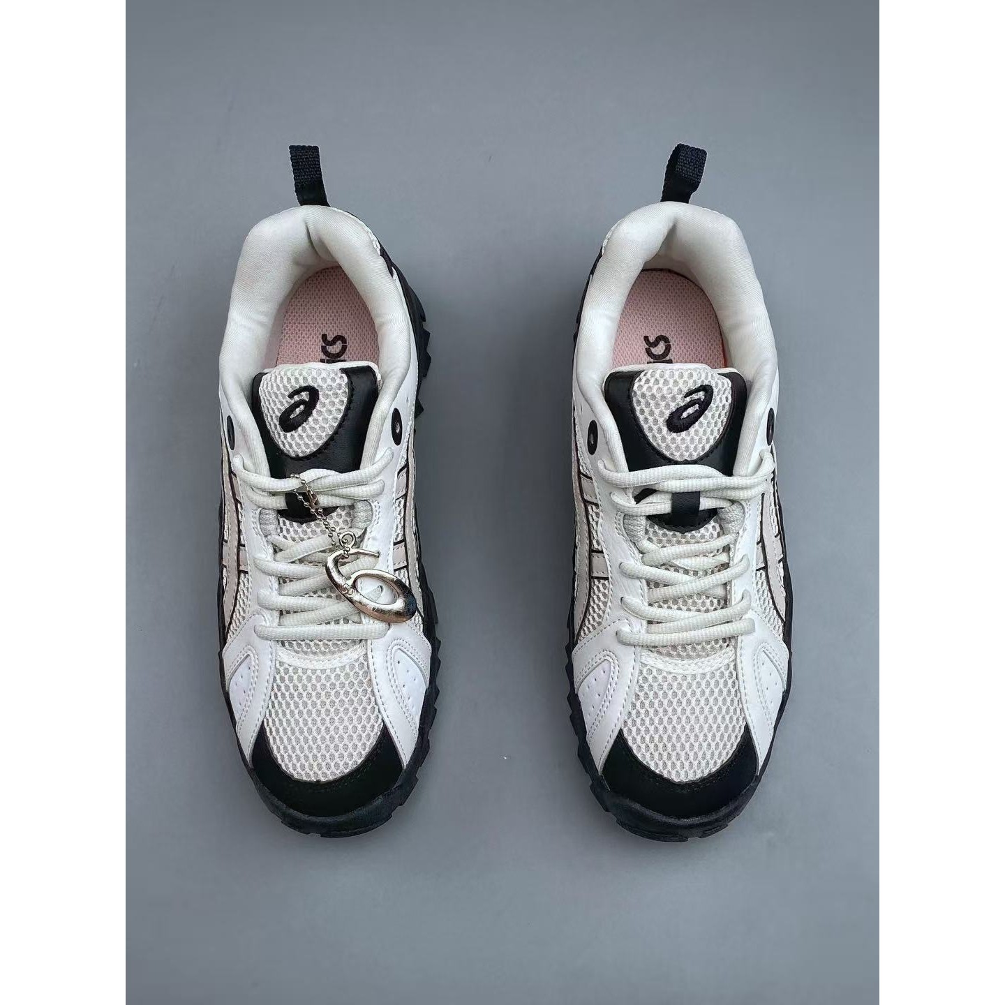 <p>ASICS 休闲透气专业跑鞋&nbsp;</p>