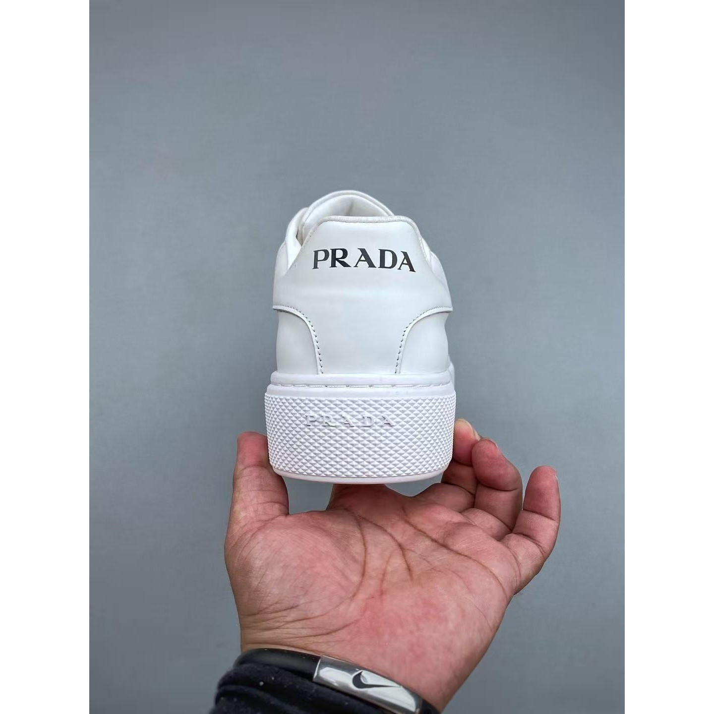 <p>PRADA 休闲小白鞋(白)</p>