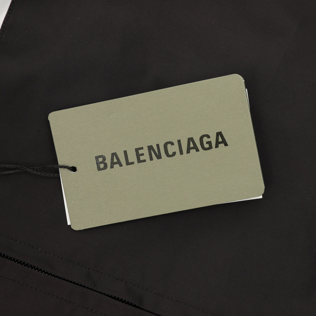 <p>Balenciaga 双色拼接字母刺绣风衣外套</p>