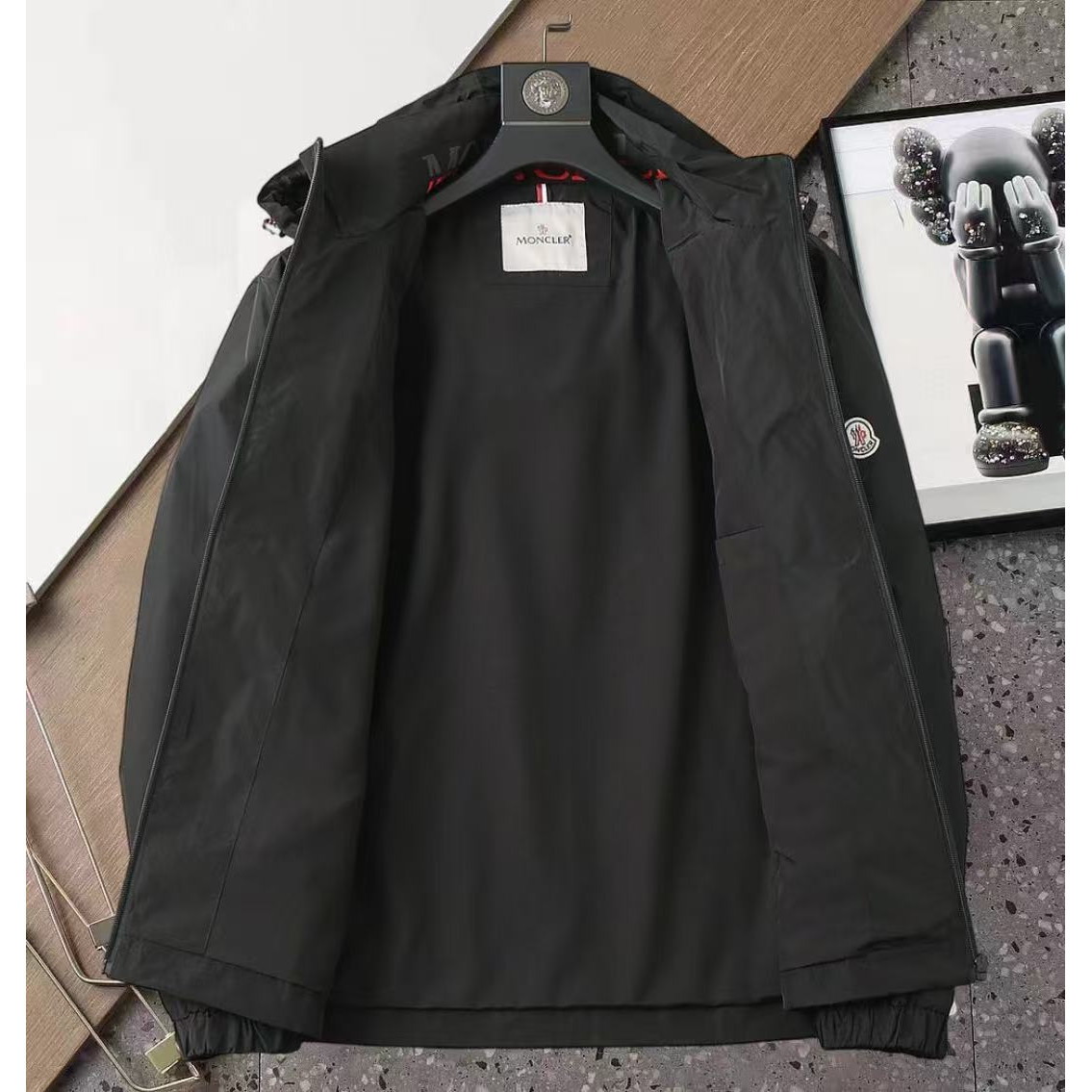 <p>MONCLER 男士夹克外套(黑)<br />
&nbsp;</p>