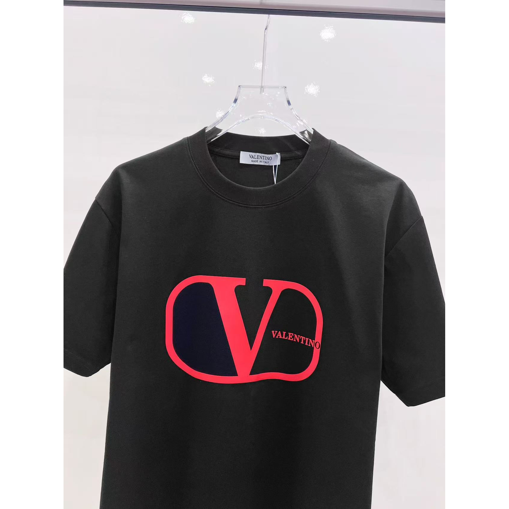 <p>VALENTION&nbsp; 短袖圆领T恤(黑)</p>