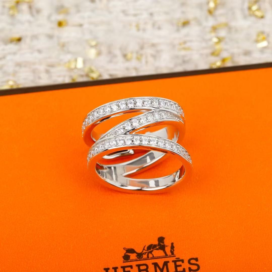 <p>HERMES&nbsp;三圈戒指</p>