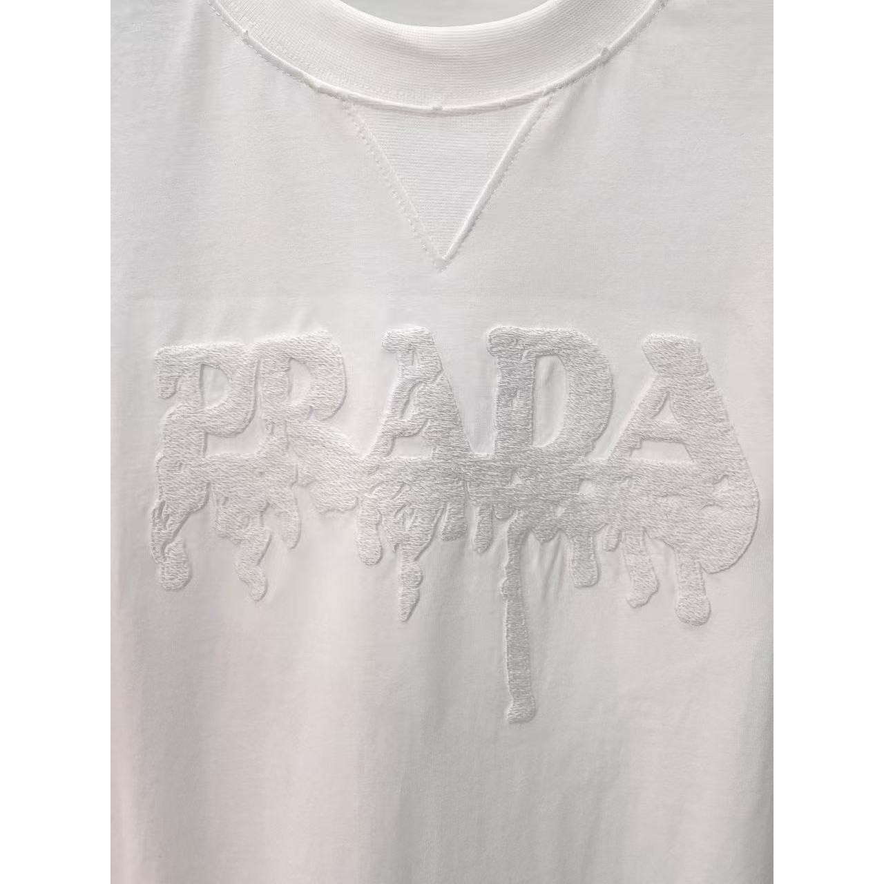 <p>PRADA 专柜新款短袖T恤(白)</p>