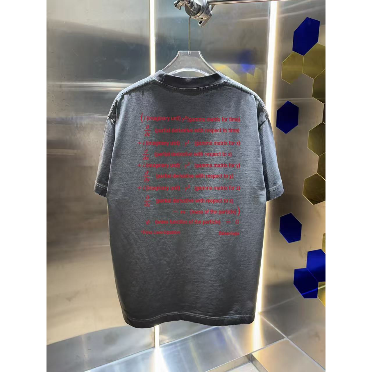 <p>Balenciaga 洗水磨破短袖T恤(洗水灰)</p>
