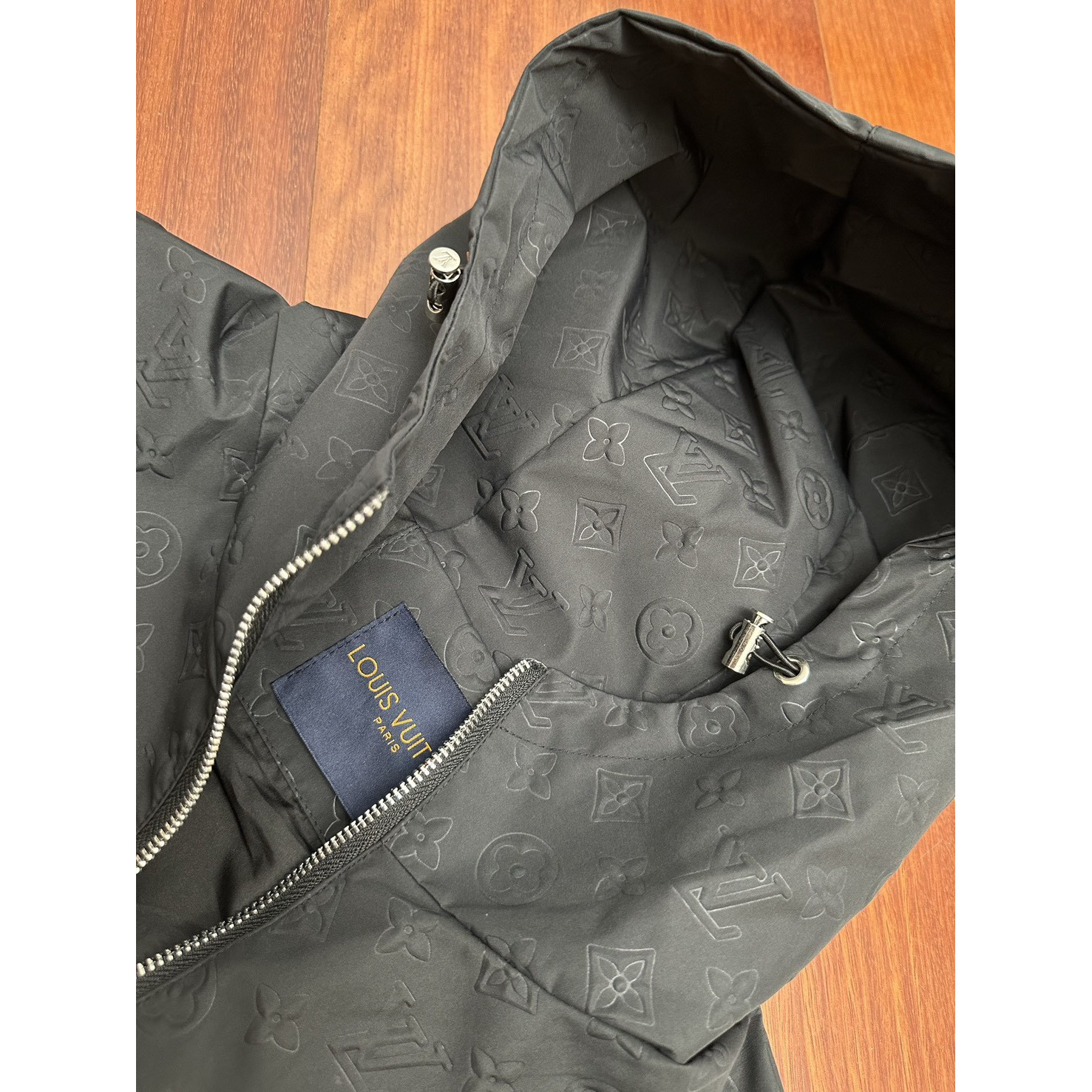 <p>Louis Vuitton 暗纹Monogram连帽防风夹克</p>