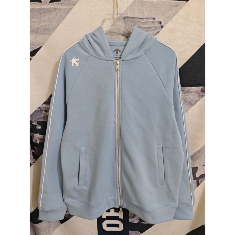 <p>DESCENTE 連帽拉鍊外套(寶寶藍)</p>