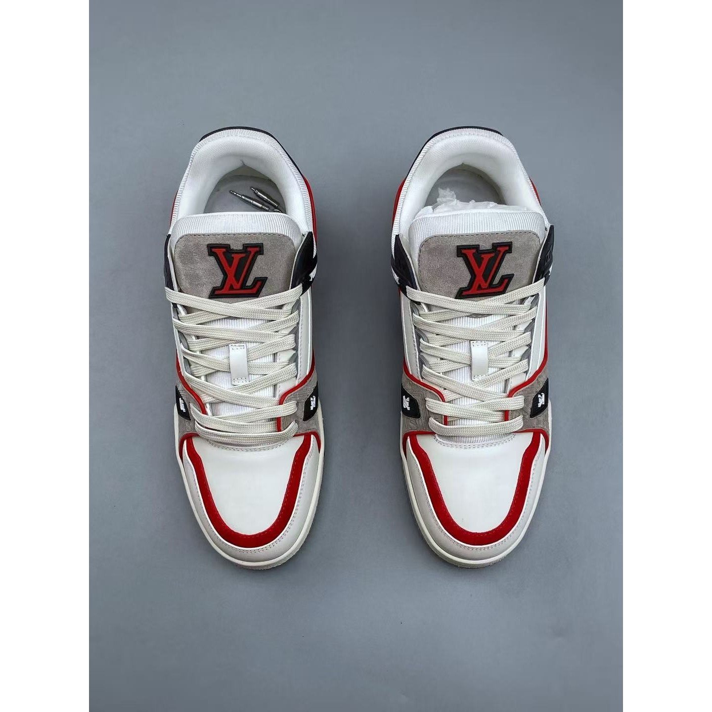 <p>LV Trainer 经典板鞋</p>