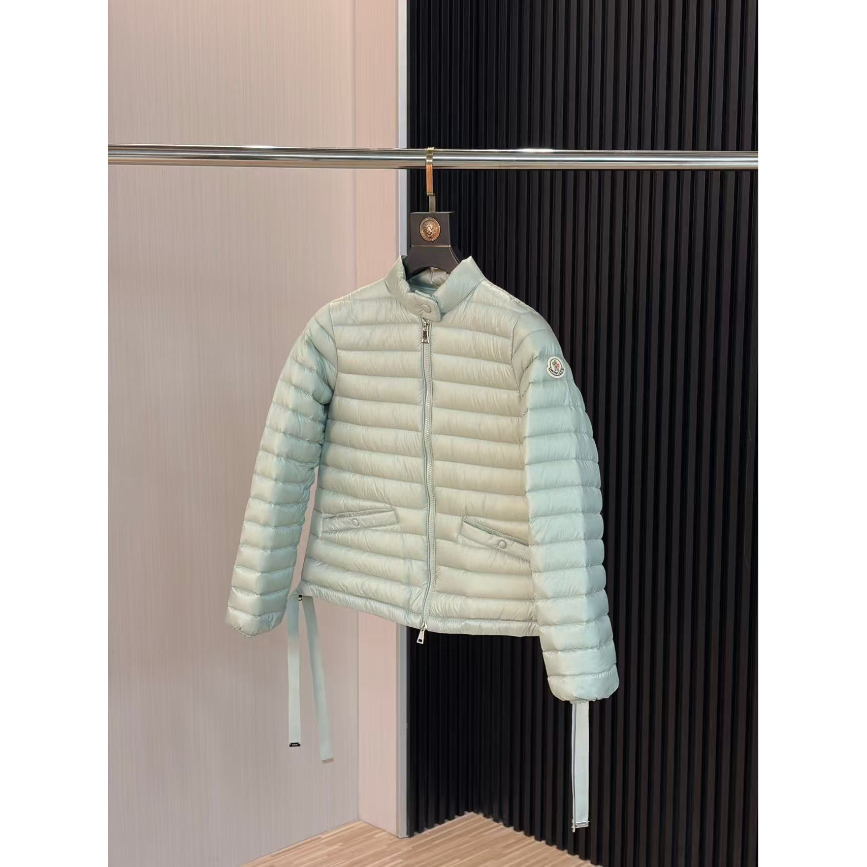 <p>MONCLER Aza系列羽绒服(綠)</p>
