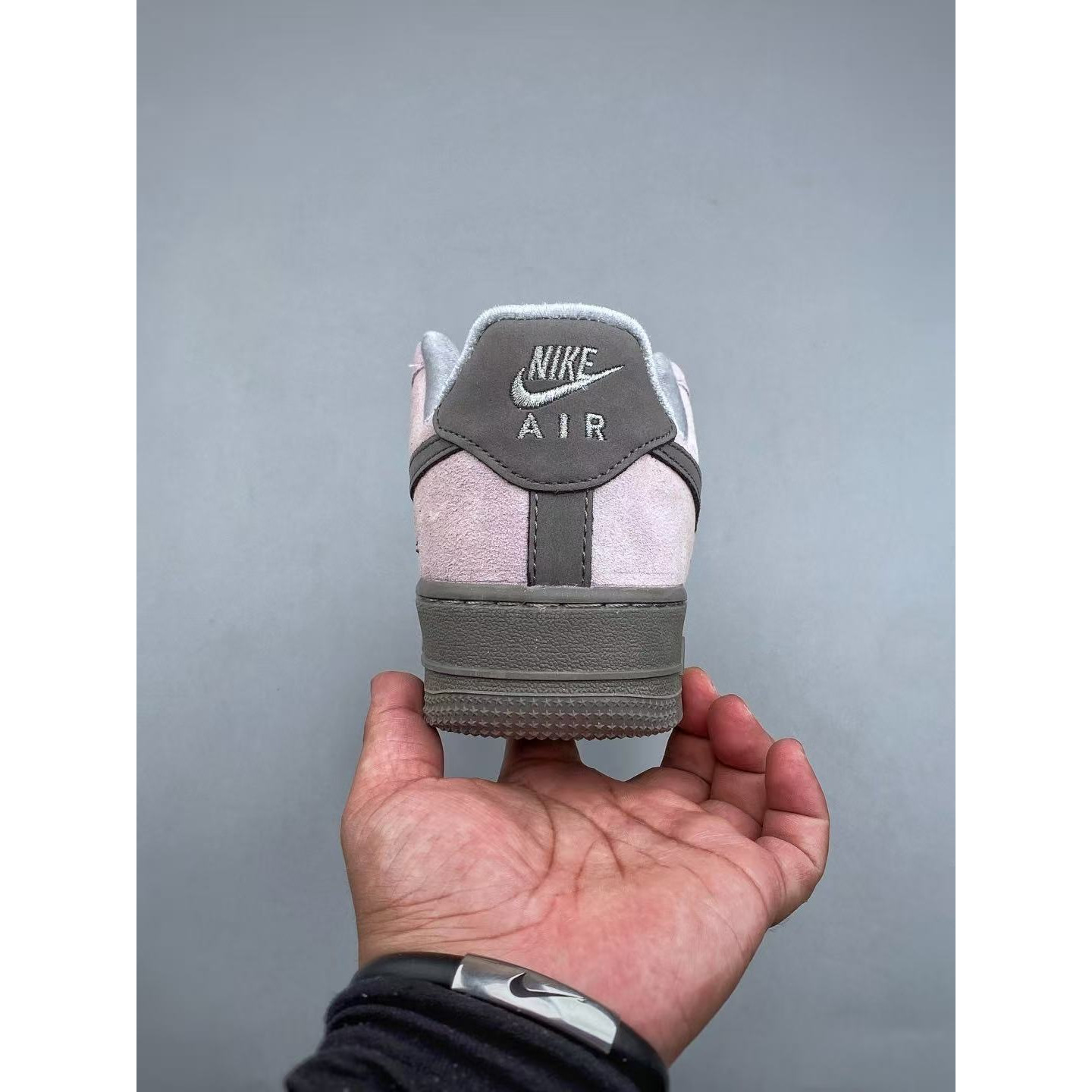 <p>NIKE AIR FORCE 1 LOW (粉)&nbsp;</p>
