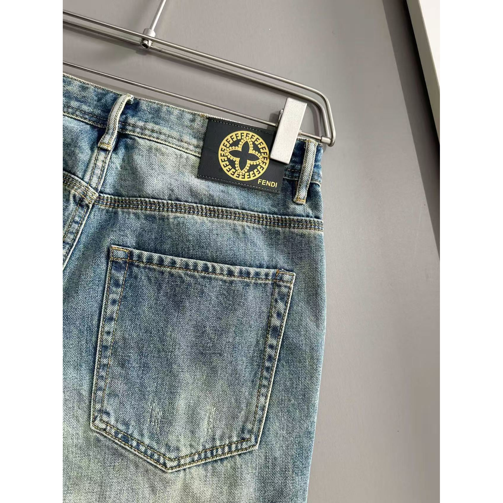 <p>FENDI 四季款经典牛仔裤直筒长裤(藍)</p>