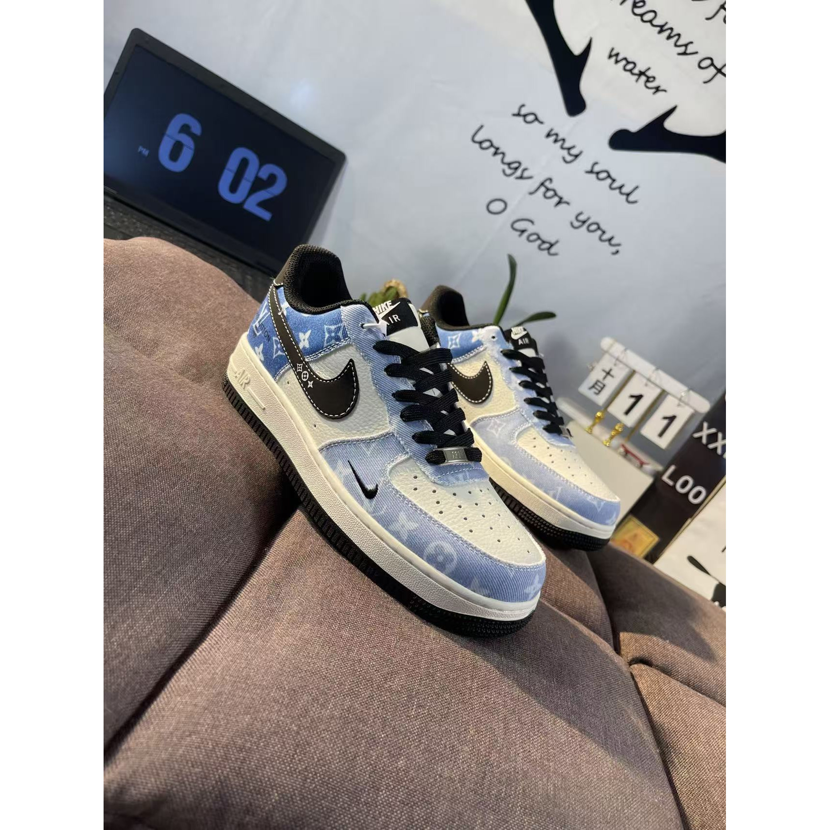 <p>Nike Air Force 1 x Louis Vuitton 联名定制款</p>