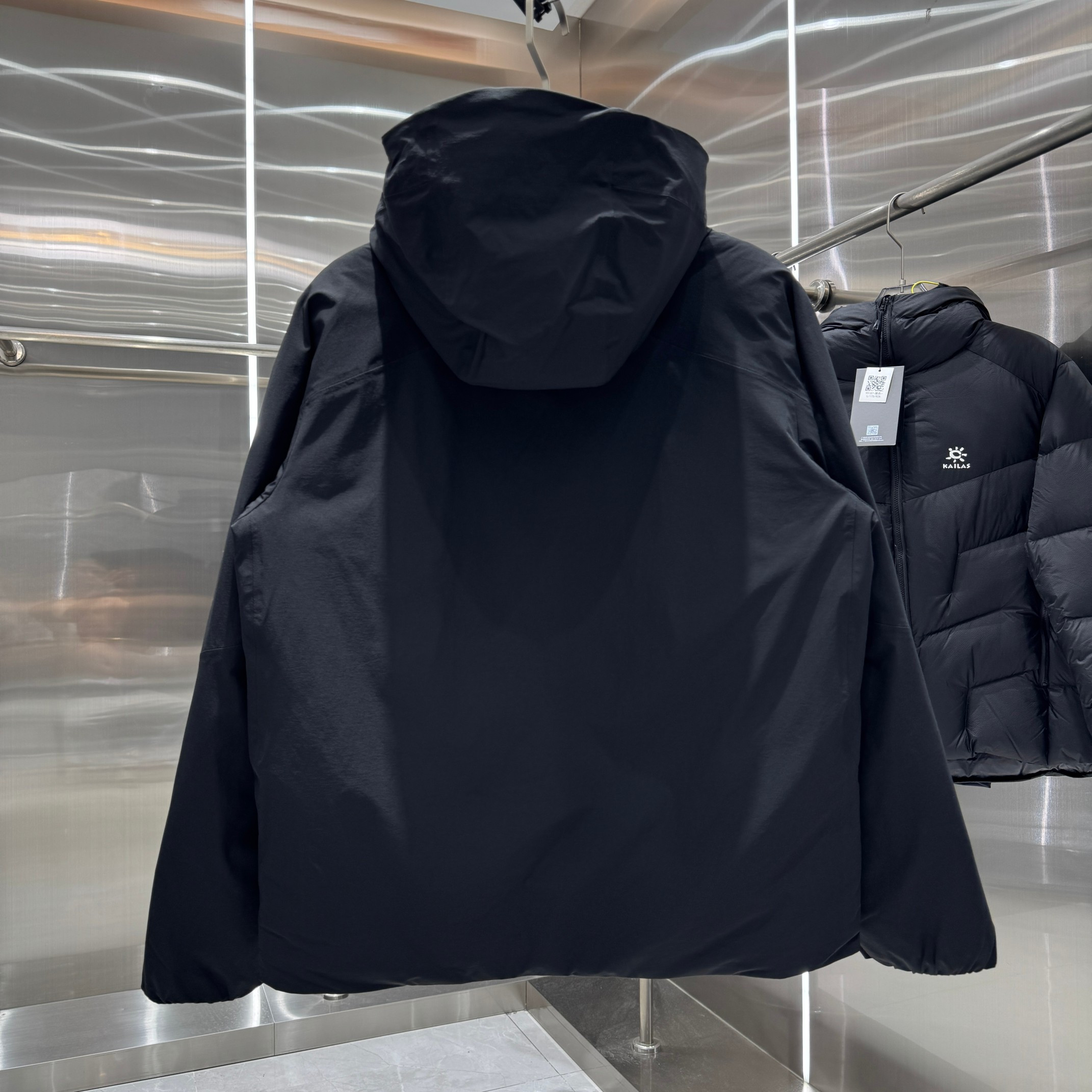 <p>DESCENTE 运动羽绒服(黑)</p>