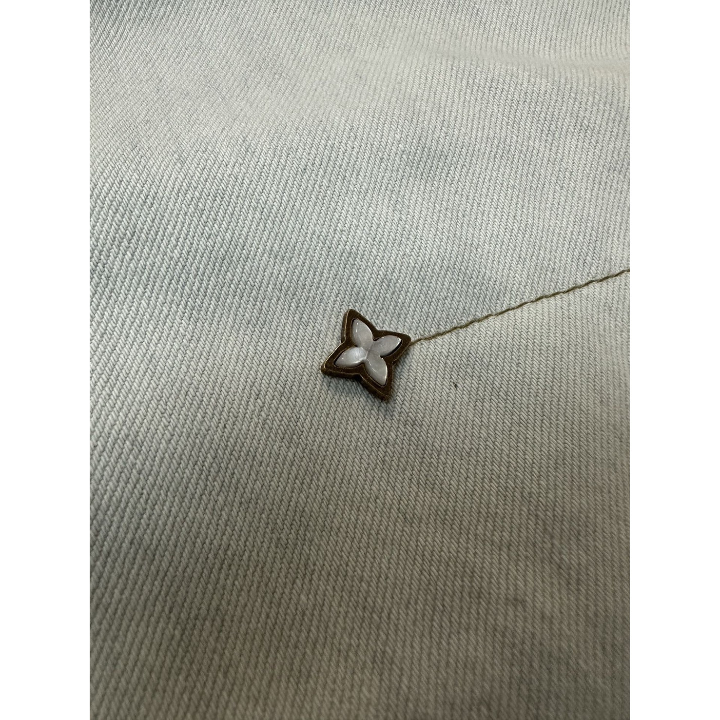 <p>LV 标识刺绣铆钉牛仔工装短裤(浅蓝色)</p>