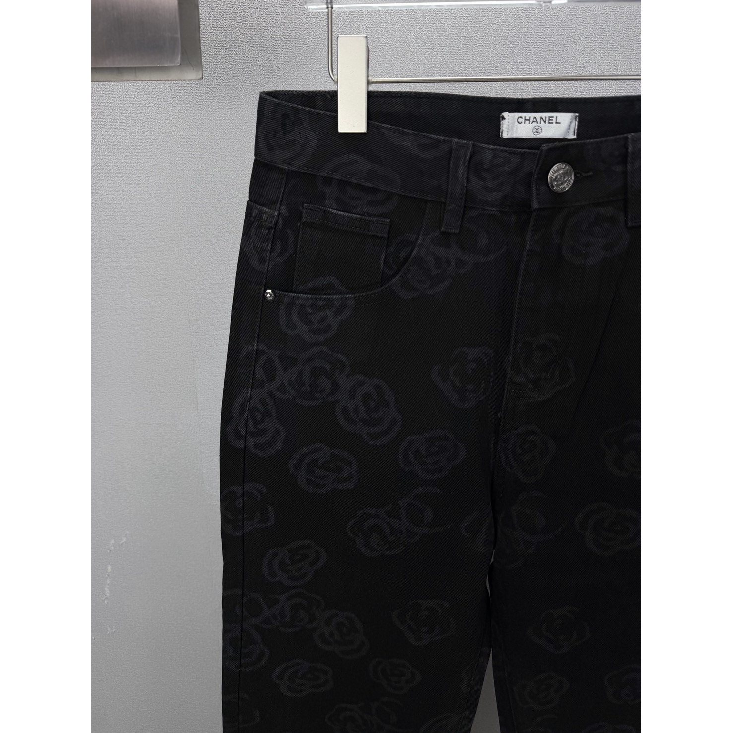 <p>&nbsp;CHANEL 暗纹满印玫瑰花情侣款水洗宽松牛仔裤&nbsp;</p>