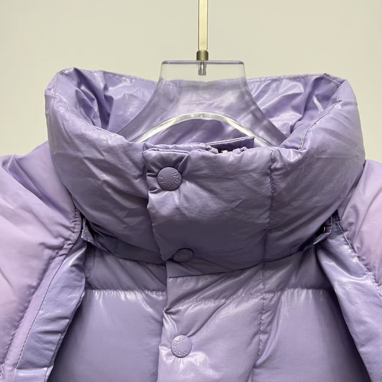 <p>Moncler 70周年双标连帽羽绒服(薰衣紫)</p>