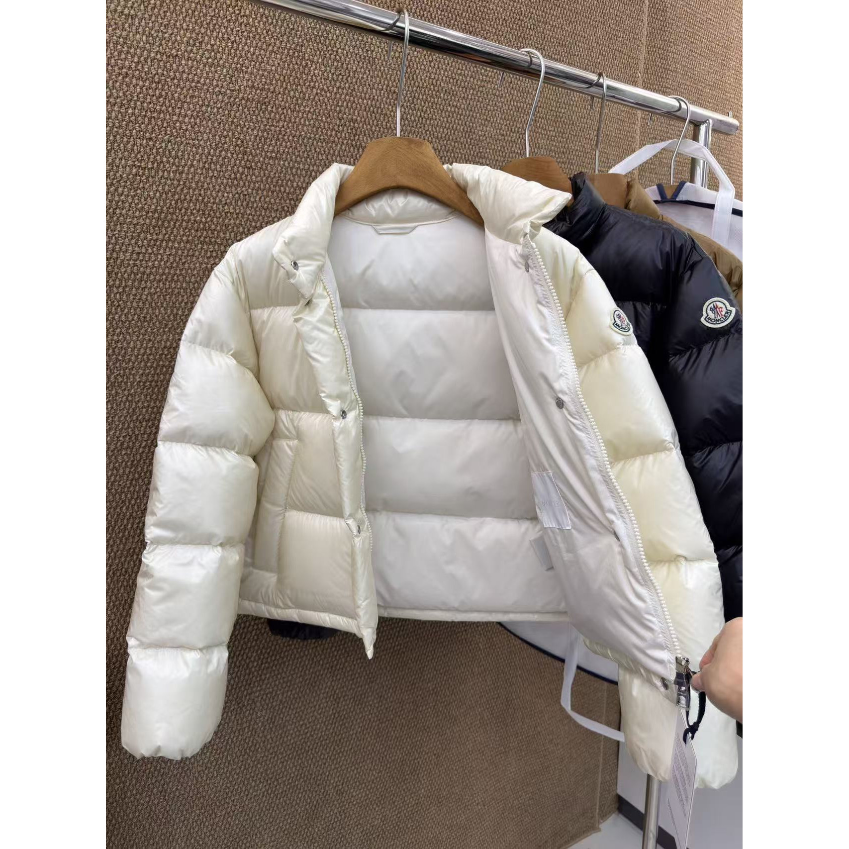 <p>Moncler Tepice女款短款小面包羽绒服(白色)</p>