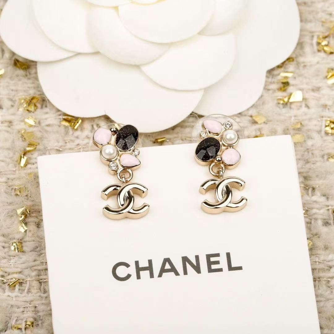 <p>CHANEL&nbsp;25K珐琅耳钉</p>