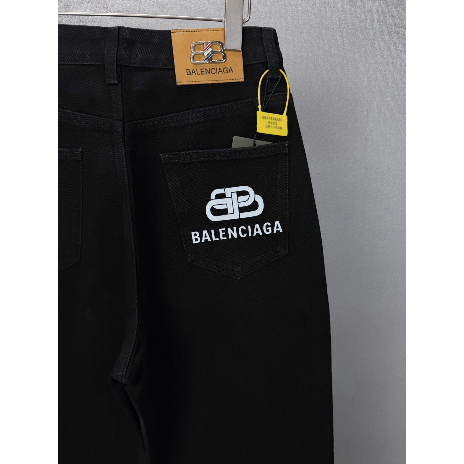 <p>Balenciaga 全身链条⛓️口袋字母情侣款水洗宽松牛仔裤</p>