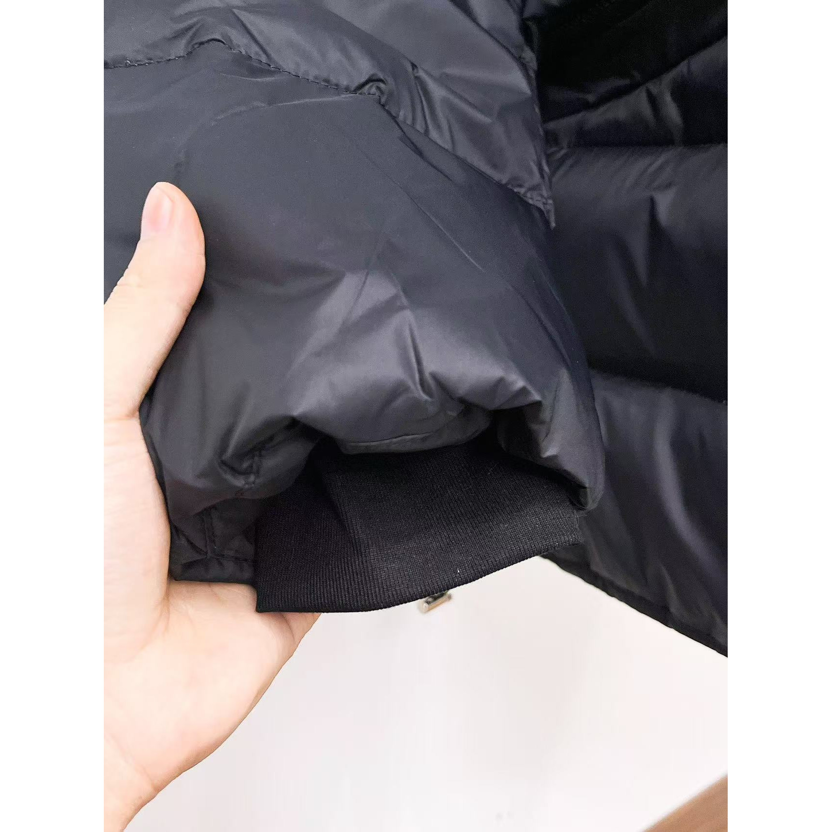 <p>MONCLER 秋冬新款羽绒服(藏青)</p>