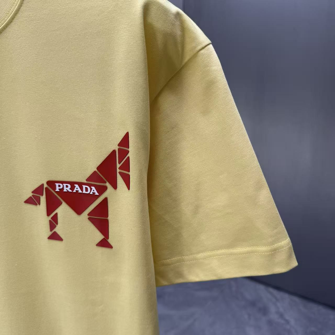 <p>Prada 短袖T恤(黃)</p>