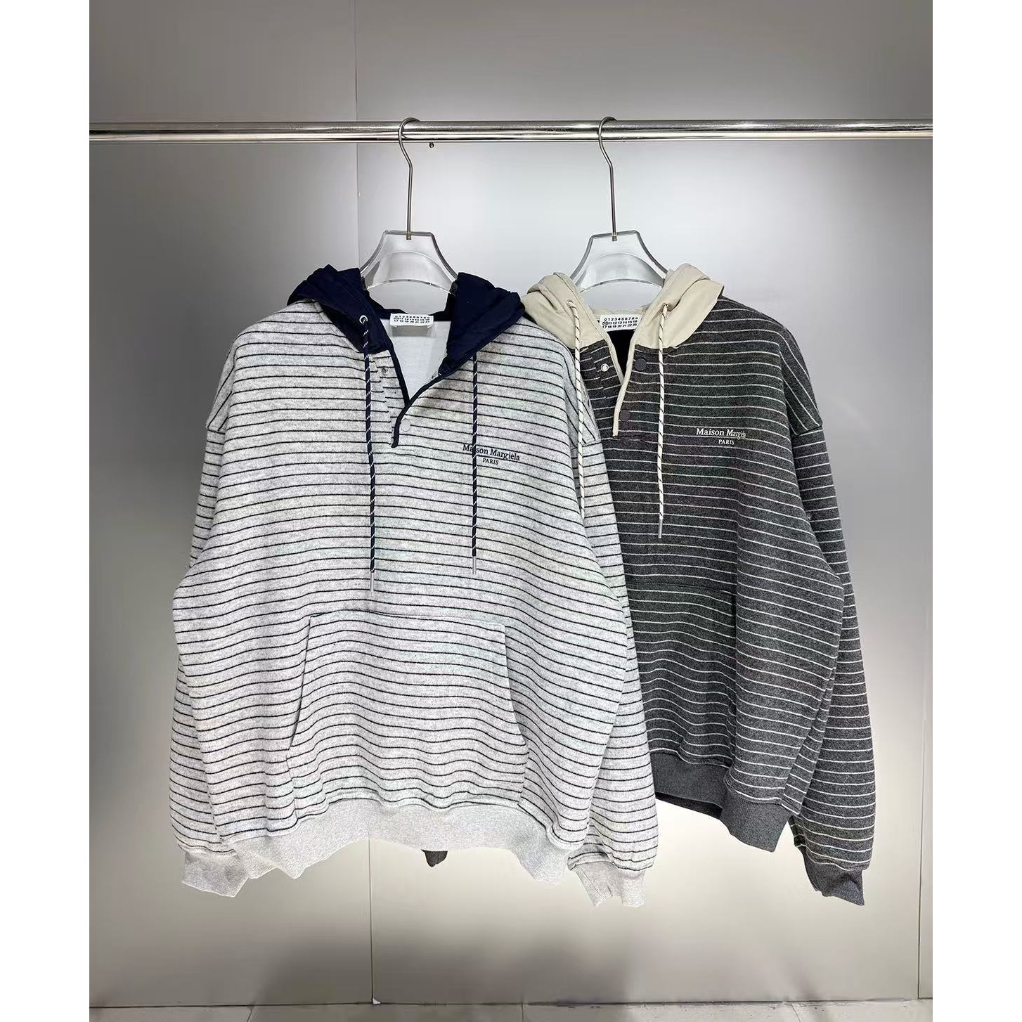 <p>Maison Margiela 撞色条纹加绒连帽卫衣(白)</p>