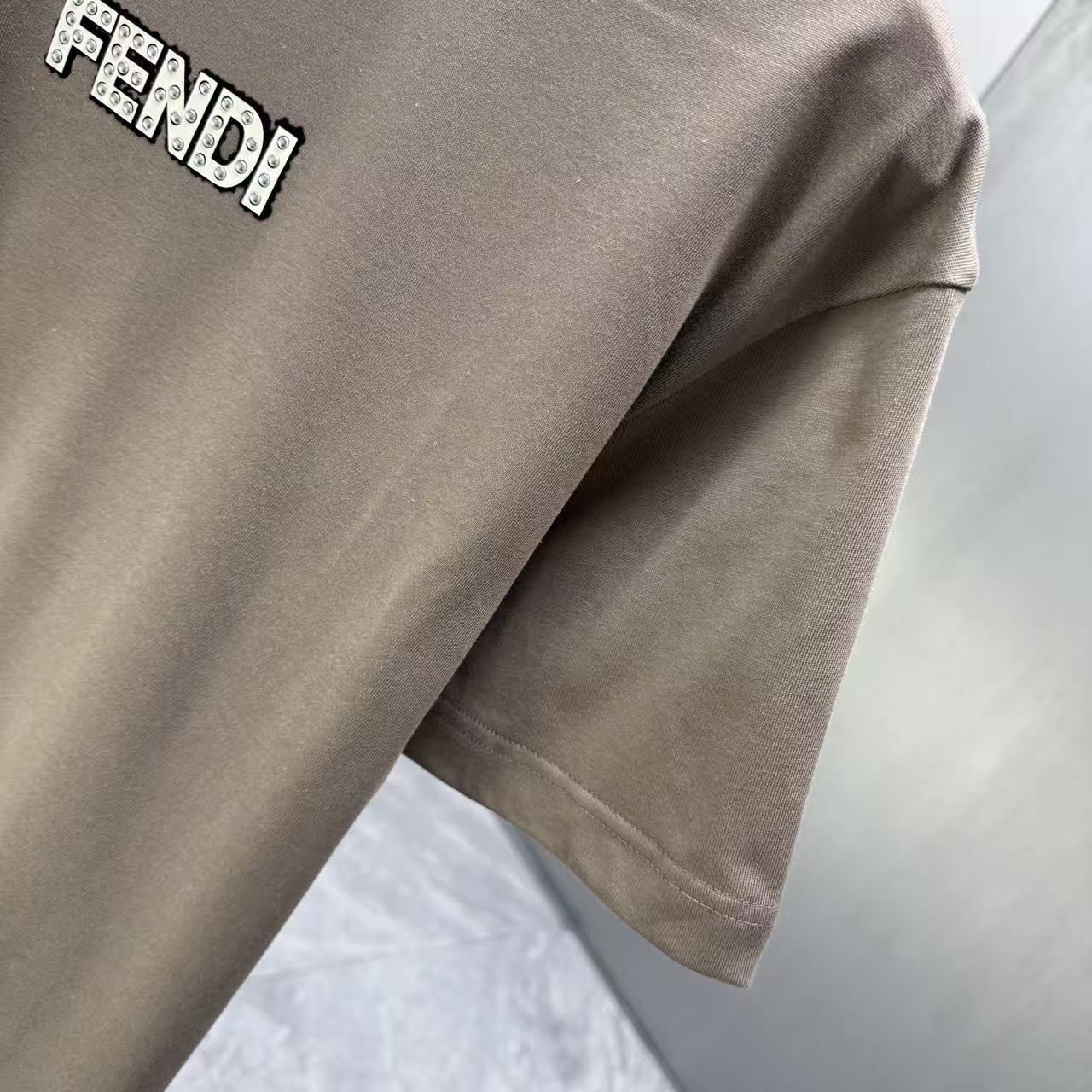 <p>FENDI 短袖T恤(棕)</p>