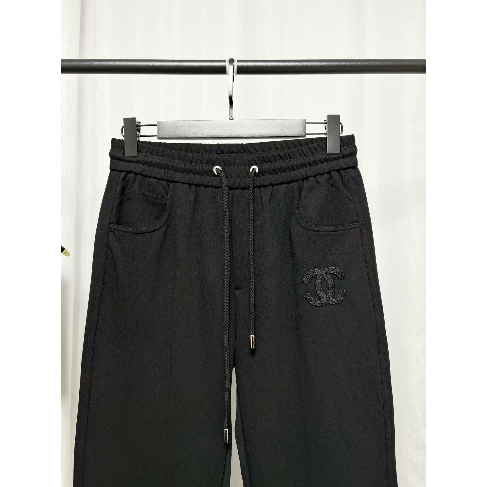 <p>Chanel 休闲长裤(黑)</p>