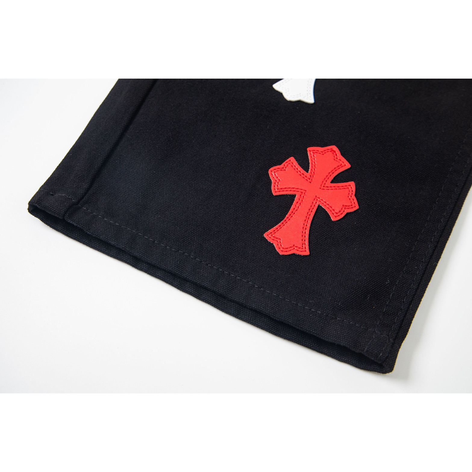 <p>CHROME HEARTS 黑色伐木裤红皮拼白皮元素水洗牛仔裤(1773#)</p>
