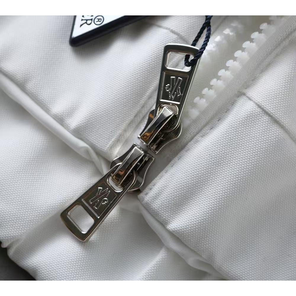 <p>MONCLER&nbsp;男士夹克外套(800855)</p>