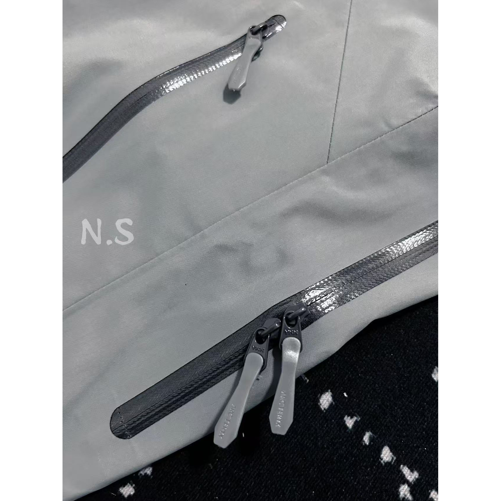 <p>Arc'teryx Beta系列 SL GORE-TEX 硬壳刺绣连帽防水防风透气冲锋衣 (空間灰)</p>