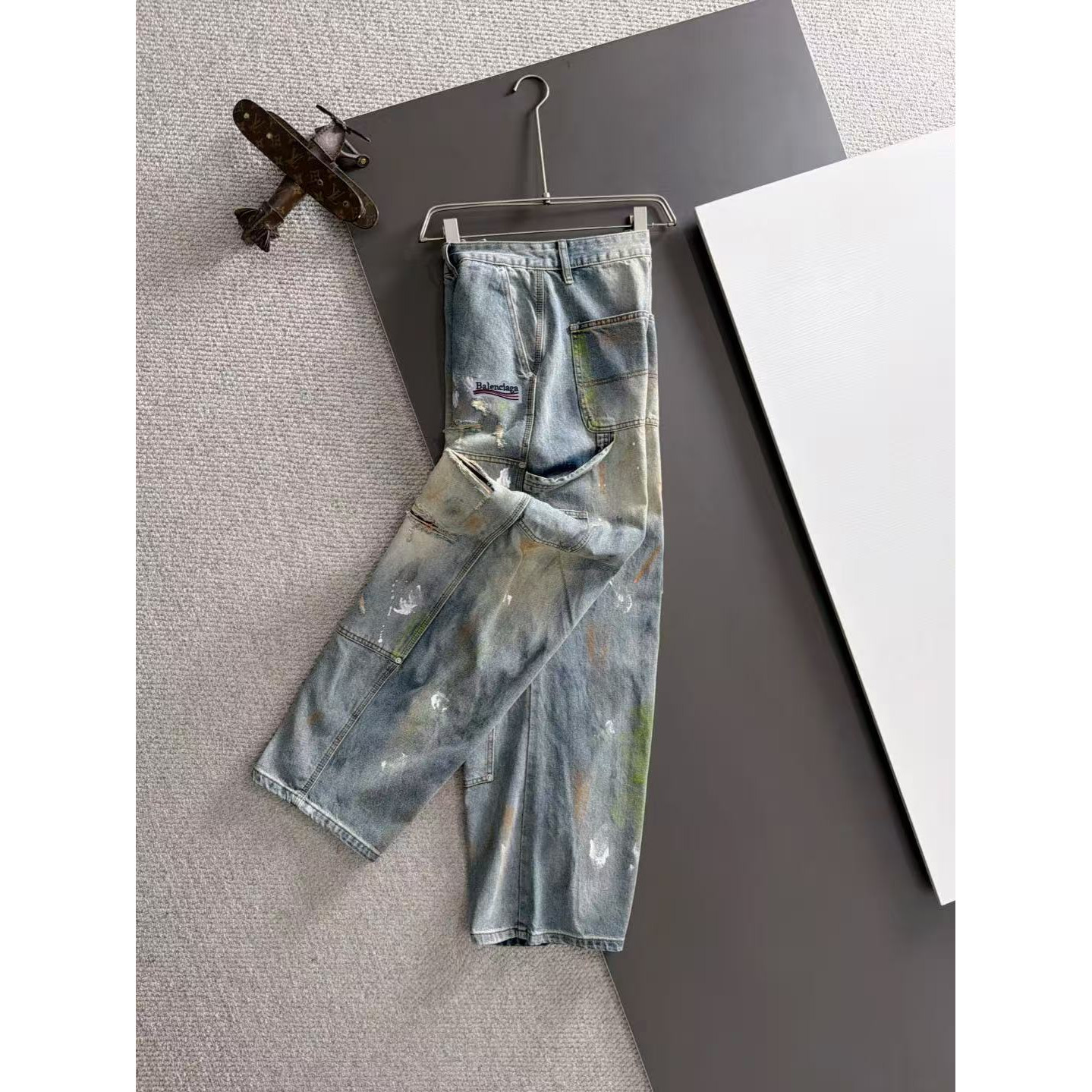 <p>Balenciaga 男士款重工直筒弯刀牛仔裤(藍)</p>