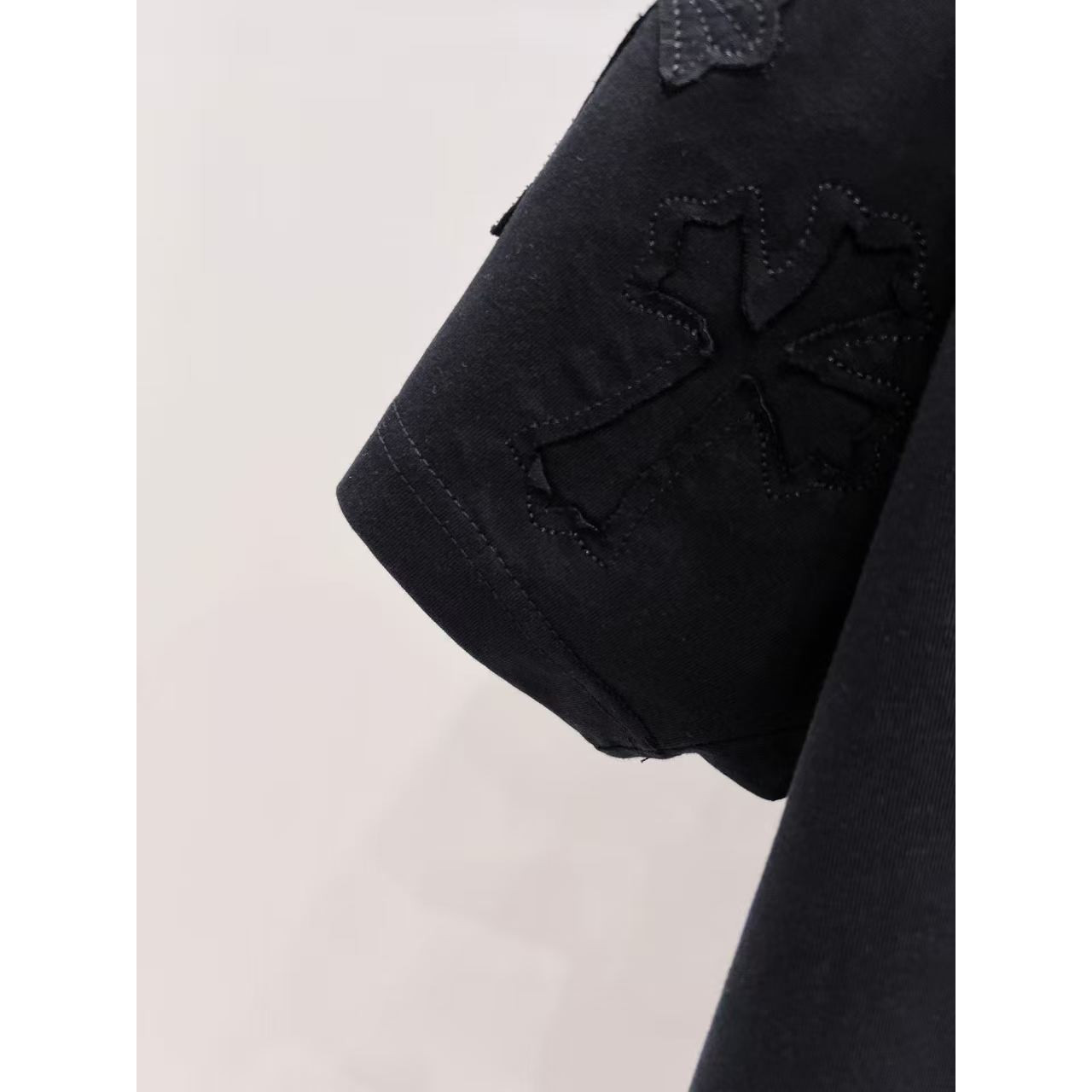 <p>CHROME HEARTS 破洞别针刺绣短袖(黑)</p>