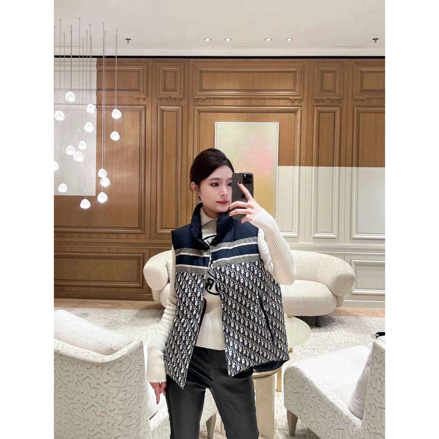 <p>Dior 千鸟格满印双面穿羽绒马甲</p>