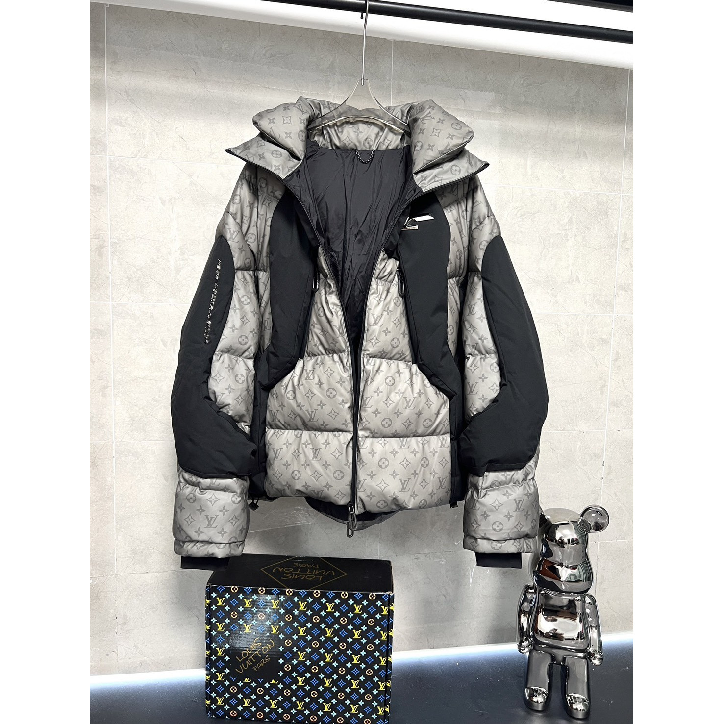 <p>LV 温感变色黑科技羽绒服</p>